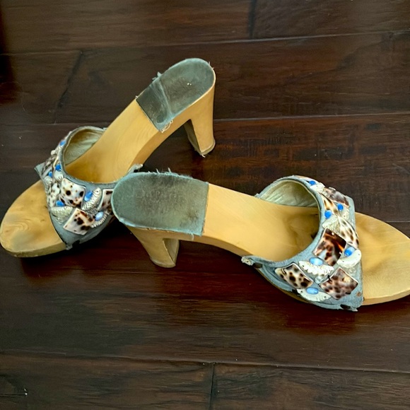 Gem adorned heels - Picture 2 of 5